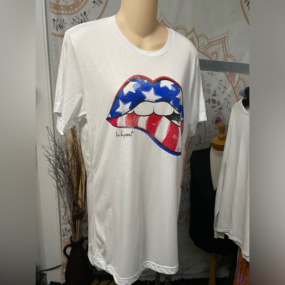 NWT Love Bug Apparel Americana Lips T-shirt size Medium $24.99